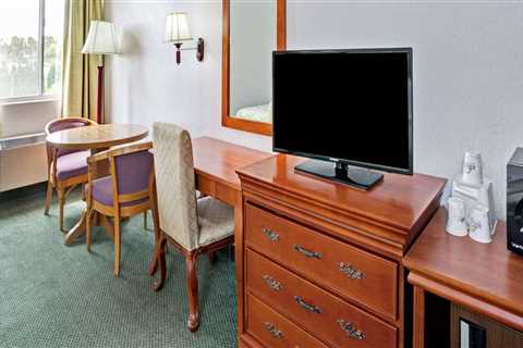 What Shopping Options are Available Near Fullerton, California Inns?